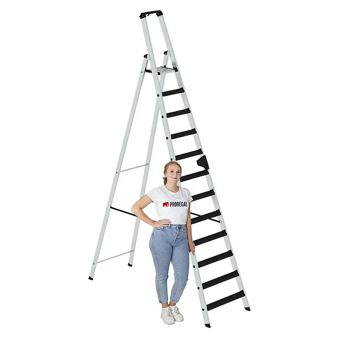 Proregal Stehleiter einseitig begehbar - Anzahl Tritte: 12 Stk., Arbeitshöhe: 4.800 mm, Belastbarkeit: 150 kg, Aluminium - Silberne Stehleiter mit schwarzen Stufen und Plattform, neben einer Frau zur Größenanzeige dargestellt.