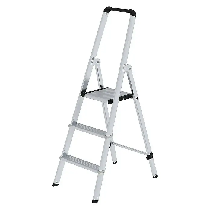 Proregal Stehleiter einseitig begehbar - Anzahl Tritte: 3 Stk., Arbeitshöhe: 2.700 mm, Belastbarkeit: 150 kg, Aluminium - Silberne Aluminium-Klappleiter mit drei Stufen, einer oberen Plattform und schwarzem Handlauf, ideal für erhöhte Bereiche.