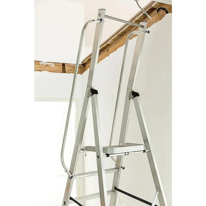 Proregal Stehleiter mit 8 Stufen - Anzahl Tritte: 8 Stk., Arbeitshöhe: 3.850 mm, Belastbarkeit: 150 kg, Aluminium - Aluminium-Sicherheits-Klappleiter mit Handläufen, in Renovierungsumgebung.