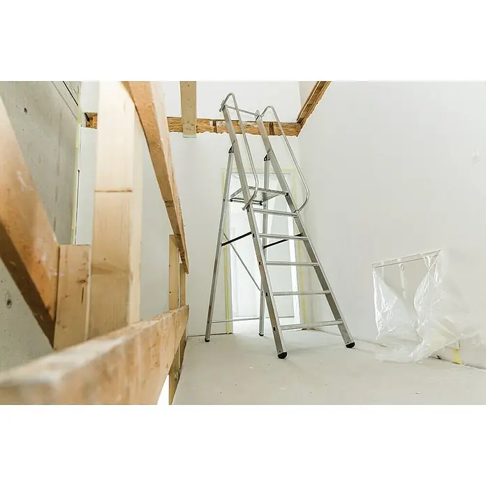 Proregal Stehleiter mit 8 Stufen - Anzahl Tritte: 8 Stk., Arbeitshöhe: 3.850 mm, Belastbarkeit: 150 kg, Aluminium - Silberne Metall-Klappleiter mit Handläufen auf einer Baustelle, bereit für Arbeiten in der Höhe.