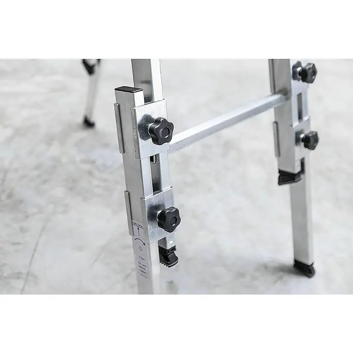 Proregal Doppel-Stehleiter treppengängig - Anzahl Tritte: 10 Stk., Arbeitshöhe: 3.600 mm, Belastbarkeit: 150 kg, Aluminium - Verstellbares silbernes Aluminiumbein eines Gerüsts oder einer Werkbank, mit schwarzen Sterngriffen, einer Querstange und Höhenanzeigen.