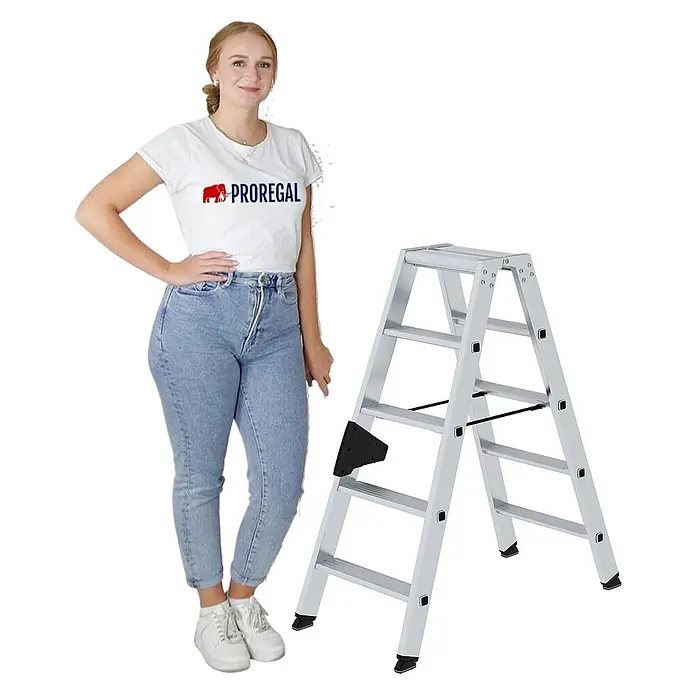 Proregal Doppel-Stehleiter beidseitig begehbar - Anzahl Tritte: 10 Stk., Arbeitshöhe: 2.650 mm, Belastbarkeit: 150 kg, Aluminium - Silberne Aluminium-Klappleiter mit mehreren Stufen, neben einer Person zur Größenbestimmung gezeigt.