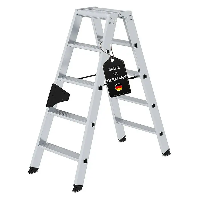 Proregal Doppel-Stehleiter beidseitig begehbar - Anzahl Tritte: 10 Stk., Arbeitshöhe: 2.650 mm, Belastbarkeit: 150 kg, Aluminium - Silberne Aluminium-Klappleiter mit einem schwarzen "Made in Germany"-Etikett und deutscher Flagge.