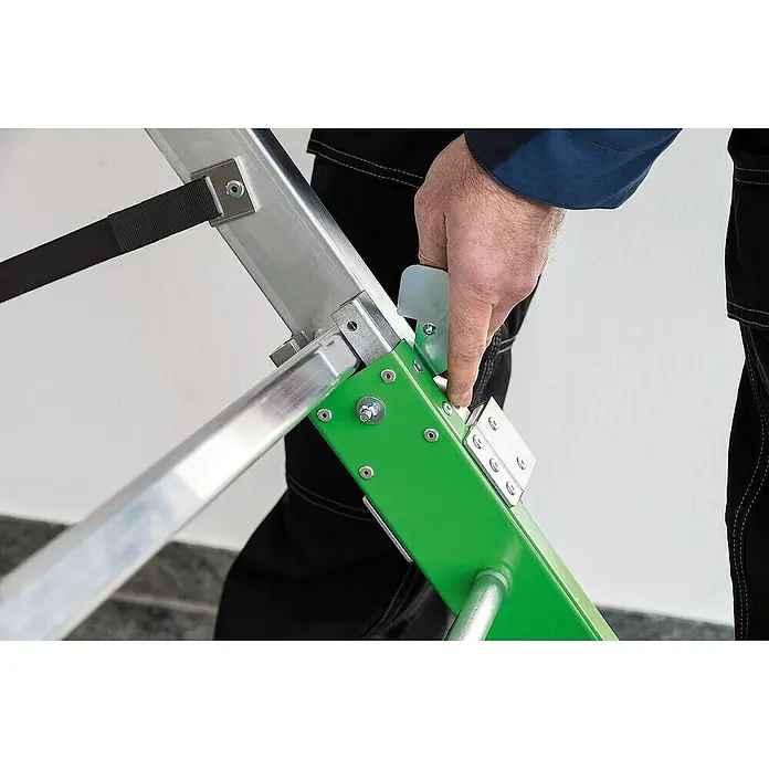 Proregal Stehleiter steckbar - Anzahl Tritte: 3 Stk., Arbeitshöhe: 2.700 mm, Belastbarkeit: 150 kg, Aluminium - Hand drückt einen Riegel an einem grünen und silbernen Leitergelenk, um dessen Position einzustellen.