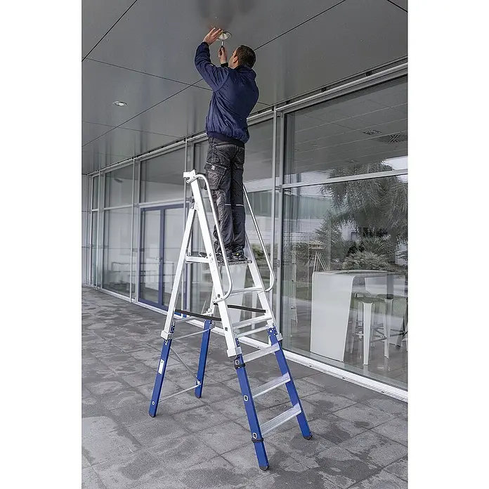 Proregal Stehleiter steckbar - Anzahl Tritte: 3 Stk., Arbeitshöhe: 2.700 mm, Belastbarkeit: 150 kg, Aluminium - Mann auf einer blau-silbernen Mehrzweckleiter wechselt eine Deckenleuchte.