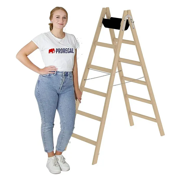 Proregal Doppel-Stehleiter mit 12 Sprossen - Anzahl Tritte: 12 Stk., Arbeitshöhe: 3.000 mm, Belastbarkeit: 150 kg, Holz - Holz-Klappleiter mit schwarzer Ablage, zur Größenreferenz neben einer Frau.