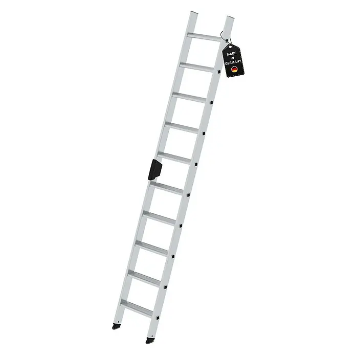 Proregal Anlegeleiter mit 10 Stufen - Anzahl Tritte: 10 Stk., Arbeitshöhe: 3.800 mm, Belastbarkeit: 150 kg, Aluminium - Silberne Aluminium-Anlegeleiter mit schwarzen Füßen, schwarzem Verriegelungsmechanismus und "Made in Germany"-Anhänger.