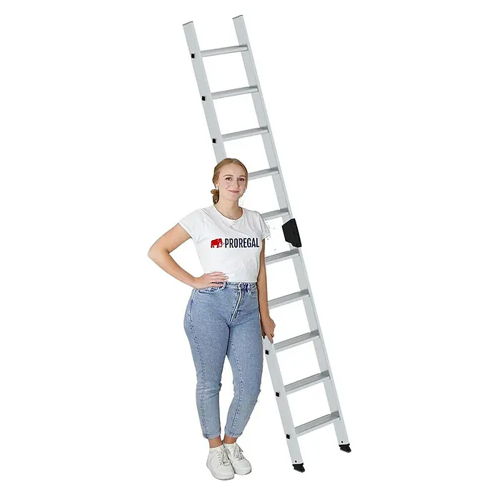 Proregal Anlegeleiter mit 10 Stufen - Anzahl Tritte: 10 Stk., Arbeitshöhe: 3.800 mm, Belastbarkeit: 150 kg, Aluminium - Silberne Aluminiumleiter mit einer daneben stehenden Frau zur Größenveranschaulichung, die ihre Höhe und ihr Design zeigt.
