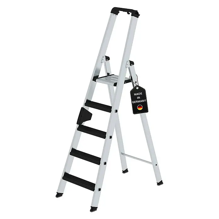 Proregal Stehleiter einseitig begehbar - Anzahl Tritte: 5 Stk., Arbeitshöhe: 3.150 mm, Belastbarkeit: 150 kg, Aluminium - Silberne Aluminium-Klappleiter mit schwarzen Stufen, oberem Griff und kleiner Ablage. Inklusive "Made in Germany"-Anhänger.