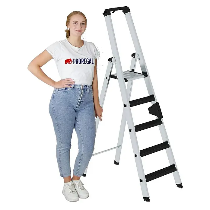 Proregal Stehleiter einseitig begehbar - Anzahl Tritte: 5 Stk., Arbeitshöhe: 3.150 mm, Belastbarkeit: 150 kg, Aluminium - Silberne Aluminium-Klappleiter mit schwarzen Stufen und Griff.