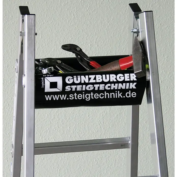 Proregal Doppel-Stehleiter 2x6-Sprossen - Anzahl Tritte: 12 Stk., Arbeitshöhe: 3.050 mm, Belastbarkeit: 150 kg, Aluminium - Schwarzer Werkzeughalter für Leitern, gefüllt mit Zangen und Hammer. An einem silbernen Leiterrahmen befestigt.