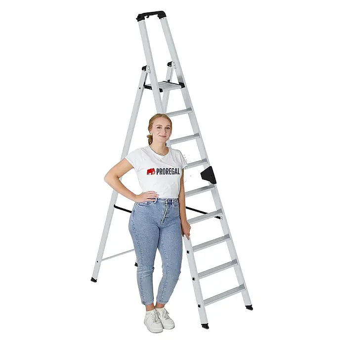 Proregal Stehleiter einseitig begehbar - Anzahl Tritte: 9 Stk., Arbeitshöhe: 4.100 mm, Belastbarkeit: 150 kg, Aluminium - Silberne Aluminium-Klappleiter, eine Frau dient als Größenangabe.