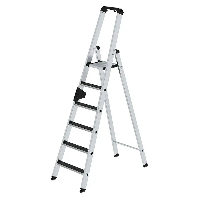 Proregal Stehleiter einseitig begehbar - Anzahl Tritte: 6 Stk., Arbeitshöhe: 3.400 mm, Belastbarkeit: 150 kg, Aluminium - Silberne Aluminium-Stehleiter mit schwarzen Anti-Rutsch-Stufen und Füßen, in A-Form geöffnet.