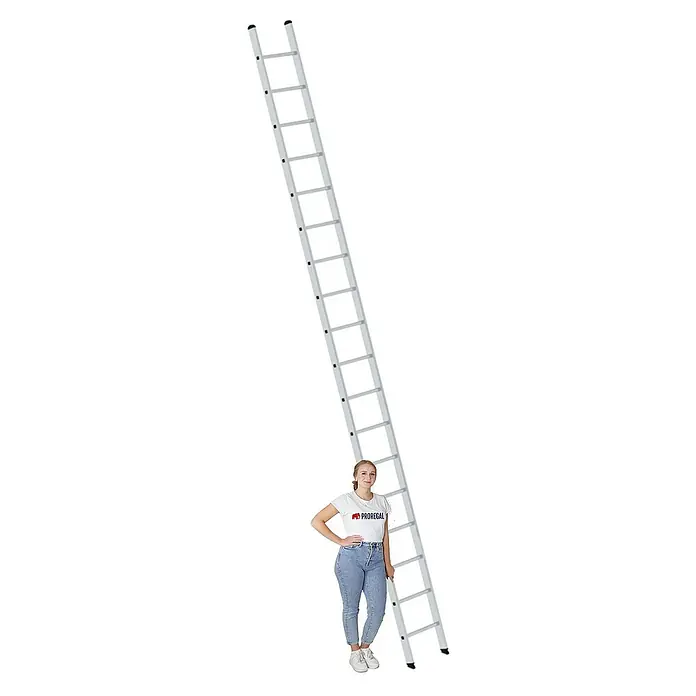 Proregal Anlegeleiter mit 18 Sprossen - Anzahl Tritte: 18 Stk., Arbeitshöhe: 6.400 mm, Belastbarkeit: 150 kg, Aluminium - Hohe silberne Aluminiumleiter mit schwarzen Endkappen, daneben steht eine Person zur Größenveranschaulichung.