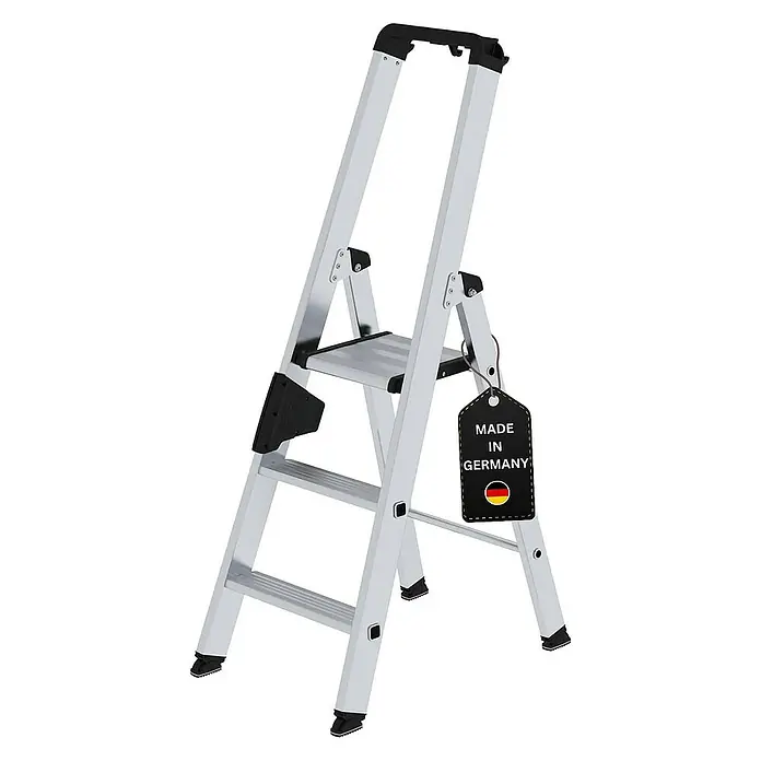 Proregal Stehleiter einseitig begehbar - Anzahl Tritte: 3 Stk., Arbeitshöhe: 2.700 mm, Belastbarkeit: 150 kg, Aluminium - Silberne Aluminium-Klapptrittleiter mit schwarzen Akzenten und "Made in Germany"-Etikett.