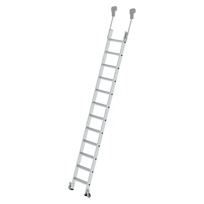 Proregal Anlegeleiter Regalleiter fahrbar - Anzahl Tritte: 14 Stk., Arbeitshöhe: 4.800 mm, Belastbarkeit: 150 kg, Aluminium - Silberne Aluminiumleiter mit Sprossen, grauen oberen Stützen und unteren Rollen.