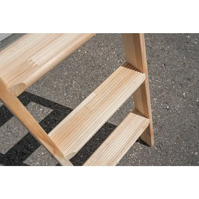 Proregal Anlegeleiter mit 6 Stufen - Anzahl Tritte: 6 Stk., Arbeitshöhe: 2.700 mm, Belastbarkeit: 150 kg, Holz - Heller Holzschemel mit gerillten, rutschfesten Stufen auf dunklem Asphalt.