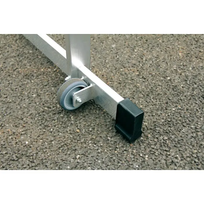Proregal Stehleiter Plattformleiter mit Rollen - Anzahl Tritte: 5 Stk., Arbeitshöhe: 3.200 mm, Belastbarkeit: 150 kg, Aluminium - Leiterbein aus Aluminium mit grauem Rad und schwarzem Gummifuß auf Asphalt.