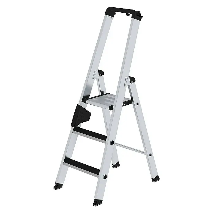 Proregal Stehleiter einseitig begehbar - Anzahl Tritte: 3 Stk., Arbeitshöhe: 2.700 mm, Belastbarkeit: 150 kg, Aluminium - Silberne Aluminium-Klappleiter mit schwarzen Stufen und Griff.