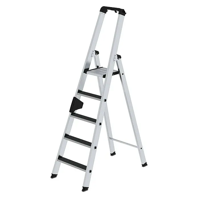 Proregal Stehleiter einseitig begehbar - Anzahl Tritte: 5 Stk., Arbeitshöhe: 3.150 mm, Belastbarkeit: 150 kg, Aluminium - Silberne Aluminium-Stehleiter mit schwarzen rutschfesten Stufen, Griff und Füßen.