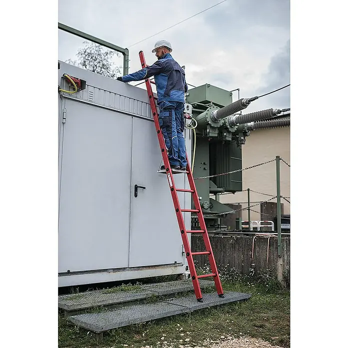 Proregal Anlegeleiter mit 8 Sprossen - Anzahl Tritte: 8 Stk., Arbeitshöhe: 3.600 mm, Belastbarkeit: 150 kg, Kunststoff - Rote Glasfaserleiter wird von einem Arbeiter zur Wartung an einem Elektroschrank verwendet.