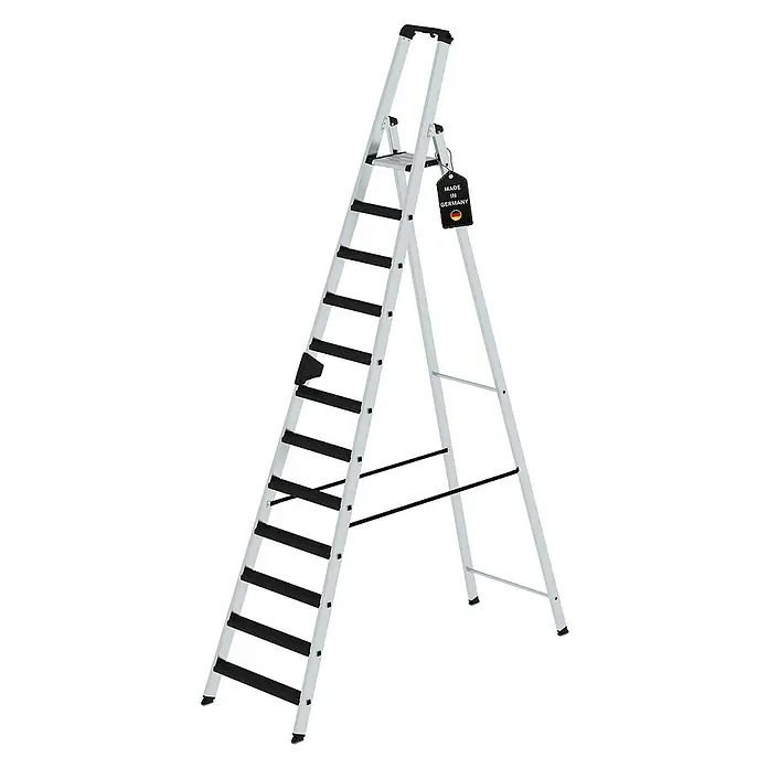 Proregal Stehleiter einseitig begehbar - Anzahl Tritte: 14 Stk., Arbeitshöhe: 5.300 mm, Belastbarkeit: 150 kg, Aluminium - Silberne Aluminium-Klappleiter mit schwarzen Stufen, Plattform und "Made in Germany"-Etikett.