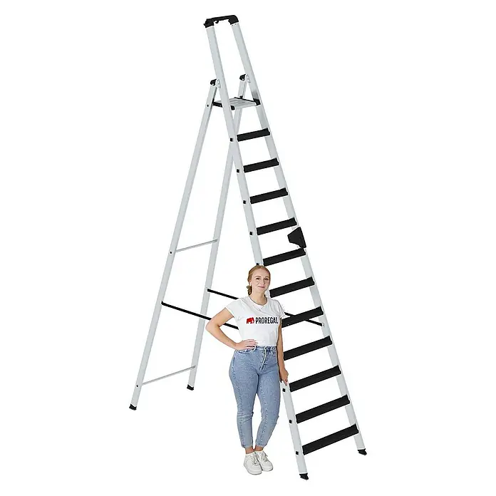 Proregal Stehleiter einseitig begehbar - Anzahl Tritte: 14 Stk., Arbeitshöhe: 5.300 mm, Belastbarkeit: 150 kg, Aluminium - Hohe silberne Aluminiumleiter mit schwarzen Stufen, eine Frau steht daneben zur Größenreferenz.