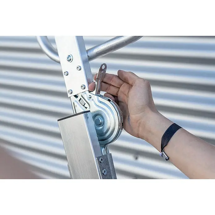 Proregal Stehleiter steckbar - Anzahl Tritte: 3 Stk., Arbeitshöhe: 2.700 mm, Belastbarkeit: 150 kg, Aluminium - Hand justiert einen silberfarbenen Metallscharniermechanismus an einer Leiter.