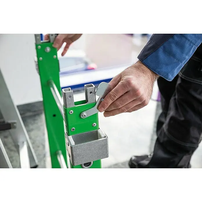 Proregal Stehleiter steckbar - Anzahl Tritte: 3 Stk., Arbeitshöhe: 2.700 mm, Belastbarkeit: 150 kg, Aluminium - Hand betätigt silberfarbenen Hebel an grünem Leiteraufsatz, zeigt die Verstellfunktion.