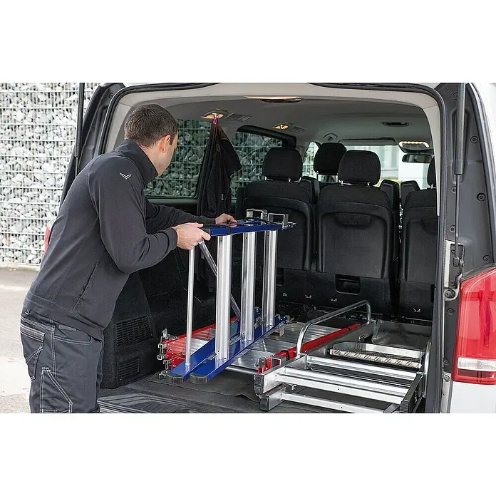 Proregal Stehleiter steckbar - Anzahl Tritte: 3 Stk., Arbeitshöhe: 2.700 mm, Belastbarkeit: 150 kg, Aluminium - Mann lädt blaues und silbernes Leiterliftsystem in den hinteren Teil eines Lieferwagens.