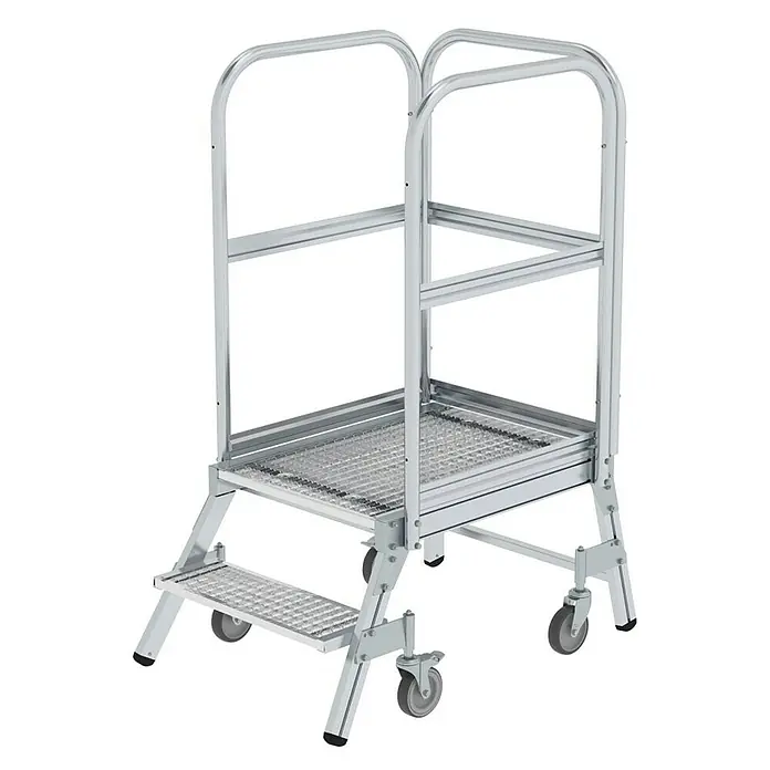 Proregal Treppenpodest einseitig begehbar - Anzahl Tritte: 2 Stk., Arbeitshöhe: 2.500 mm, Belastbarkeit: 150 kg, Aluminium - Silberne fahrbare Arbeitsplattform mit zwei Stufen, Geländern und Rollen, mit rutschfesten perforierten Oberflächen.