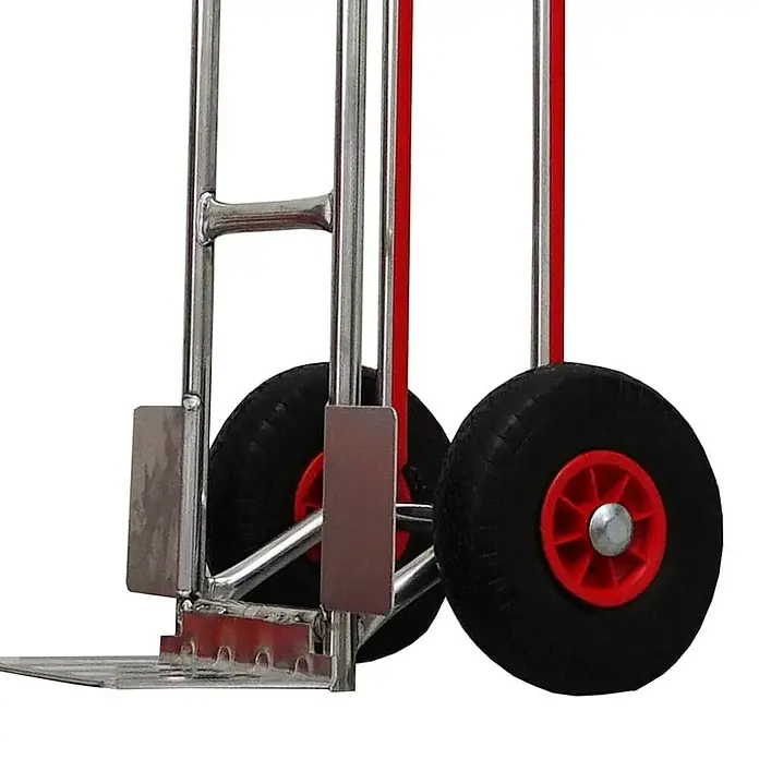 Proregal Sackkarre RAGNAR mit klappbarer Schaufel & PU-Bereifung - Aluminium, Traglast: 250 kg - Silberne Sackkarre aus Metall mit schwarzen Rädern, roten Naben und einer Ladeplatte.