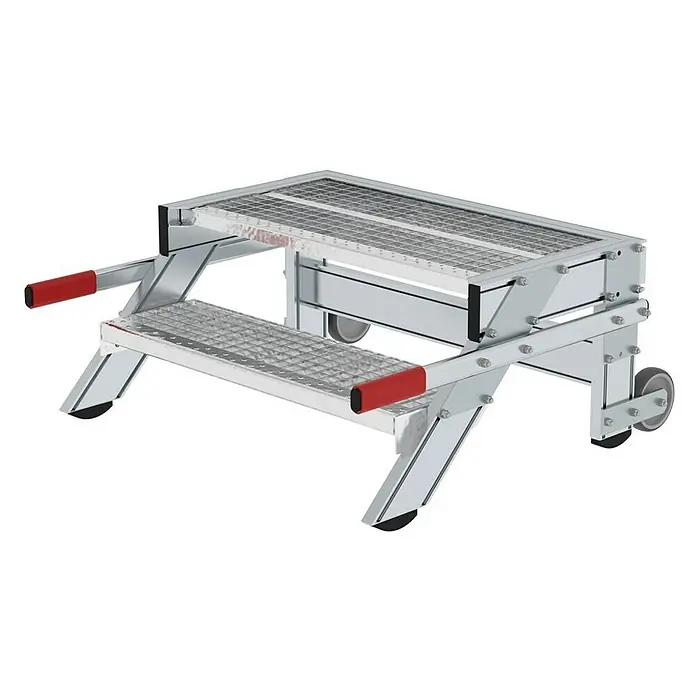 Proregal Treppenpodest Arbeitspodest fahrbar - Anzahl Tritte: 2 Stk., Arbeitshöhe: 2.400 mm, Belastbarkeit: 200 kg, Aluminium - Silberne industrielle zweistufige Plattform aus Aluminium, mit Gitterstufen, roten Griffen und Rädern.