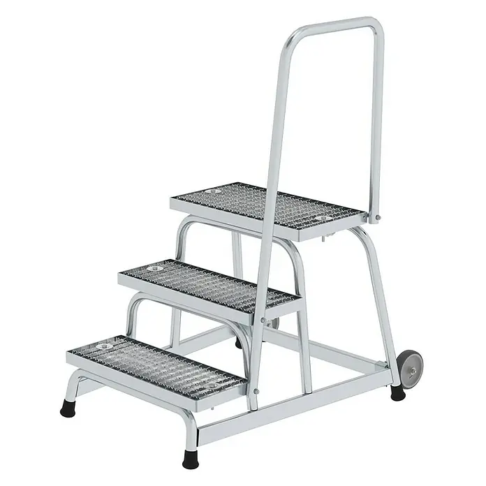 Proregal Treppenpodest Arbeitspodest starr mit 3 Stufen - Anzahl Tritte: 3 Stk., Arbeitshöhe: 2.600 mm, Belastbarkeit: 150 kg, Aluminium - Silberner dreistufiger Rolltritt mit gelochten Stufen, einem Haltegriff und Rädern zum einfachen Bewegen.