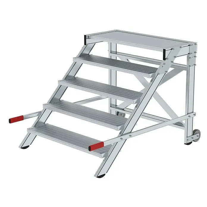 Proregal Treppenpodest Arbeitspodest fahrbar - Anzahl Tritte: 5 Stk., Arbeitshöhe: 3.000 mm, Belastbarkeit: 200 kg, Aluminium - Silberne mobile Aluminium-Arbeitsplattform mit geriffelten Stufen, roten Griffen und Rädern.