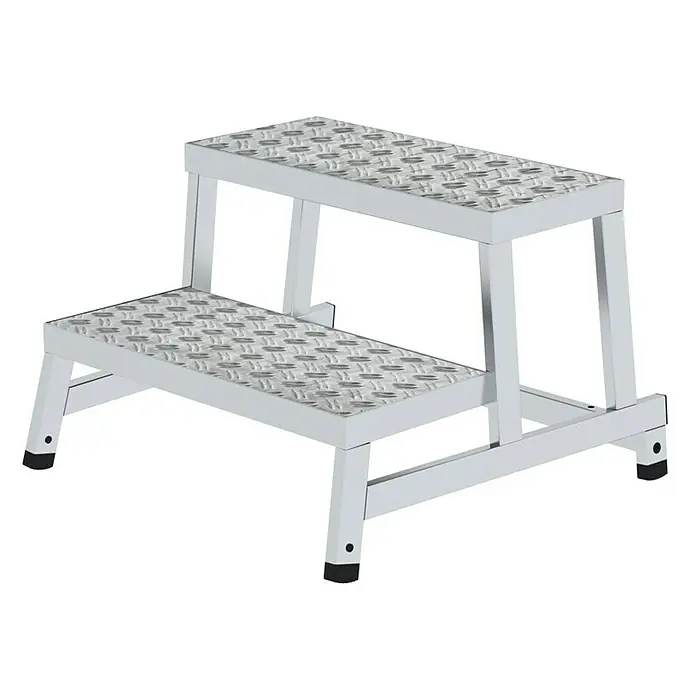Proregal Treppenpodest Arbeitspodest modular - Arbeitshöhe: 2.400 mm, Belastbarkeit: 150 kg, Aluminium - Silberner zweistufiger Metallhocker mit rutschfesten Riffelblech-Stufen und schwarzen Füßen.