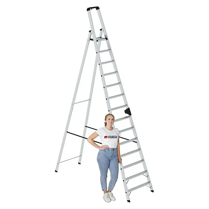 Proregal Stehleiter einseitig begehbar - Anzahl Tritte: 14 Stk., Arbeitshöhe: 5.250 mm, Belastbarkeit: 150 kg, Aluminium - Silberne Aluminium-Mehrzweckleiter neben einer Person, die ihre Vielseitigkeit und Höhe veranschaulicht.