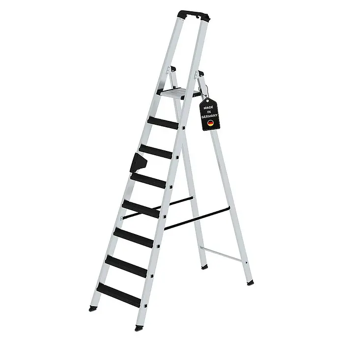Proregal Stehleiter einseitig begehbar - Anzahl Tritte: 9 Stk., Arbeitshöhe: 4.100 mm, Belastbarkeit: 150 kg, Aluminium - Silberne Aluminium-Trittleiter mit schwarzen Stufen und rutschfesten Füßen. Ein "Made in Germany"-Anhänger hängt oben.