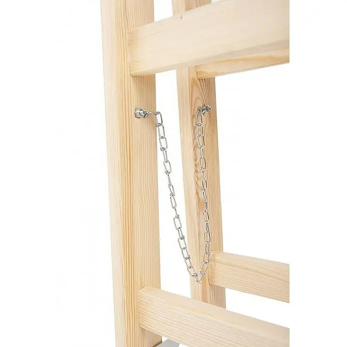 Proregal Doppel-Stehleiter mit Sicherheitsband - Anzahl Tritte: 8 Stk., Belastbarkeit: 150 kg, Holz - Detail einer hölzernen Sprossenwand mit einer Metallkette zur Höhenverstellung.