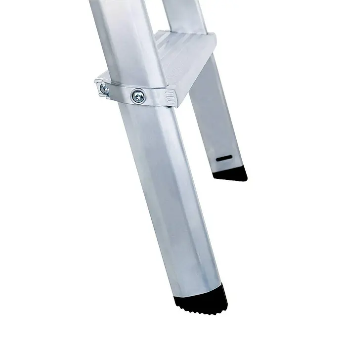 Proregal Doppel-Stehleiter beidseitig begehbar - Anzahl Tritte: 12 Stk., Arbeitshöhe: 2.950 mm, Belastbarkeit: 150 kg, Aluminium - Unterer Teil einer silbernen Aluminium-Leiter mit einer Stufe und schwarzen, geriffelten Antirutschfüßen.