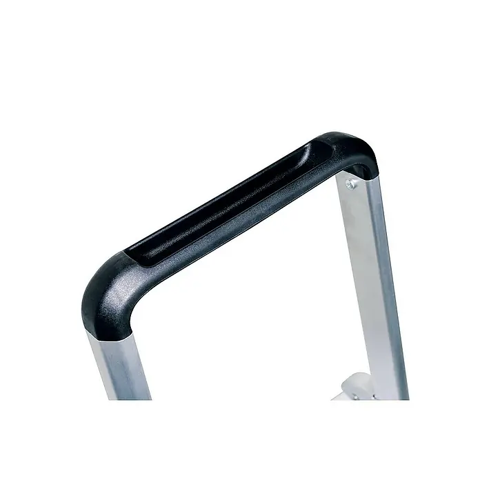 Proregal Stehleiter einseitig begehbar - Anzahl Tritte: 4 Stk., Arbeitshöhe: 2.950 mm, Belastbarkeit: 150 kg, Aluminium - Schwarzer Kunststoff-Haltegriff an einem silbernen Aluminiumrahmen.
