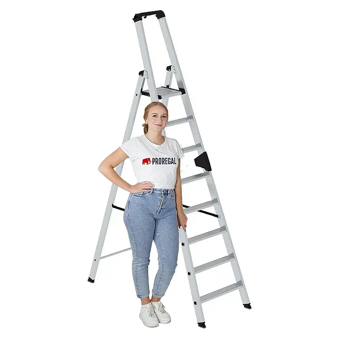 Proregal Stehleiter einseitig begehbar - Anzahl Tritte: 8 Stk., Arbeitshöhe: 3.900 mm, Belastbarkeit: 150 kg, Aluminium - Silberne Aluminium-Klappleiter mit schwarzen Akzenten, daneben eine Frau zur Größenveranschaulichung.