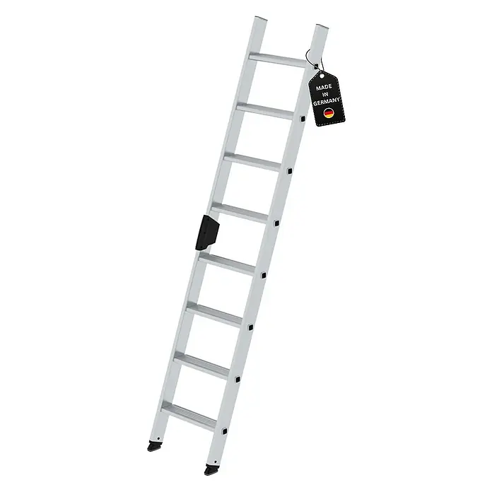 Proregal Anlegeleiter mit 8 Stufen - Anzahl Tritte: 8 Stk., Arbeitshöhe: 3.300 mm, Belastbarkeit: 150 kg, Aluminium - Silberne Aluminiumleiter mit schwarzen Anti-Rutsch-Füßen und einem "Made in Germany"-Etikett.
