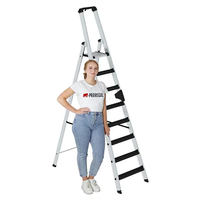 Proregal Stehleiter einseitig begehbar - Anzahl Tritte: 8 Stk., Arbeitshöhe: 3.850 mm, Belastbarkeit: 150 kg, Aluminium - Silberne Stehleiter mit schwarzen Stufen; eine Frau steht daneben zur Größenangabe.
