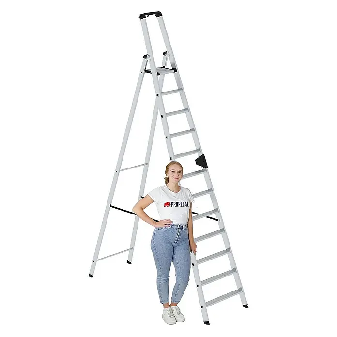 Proregal Stehleiter einseitig begehbar - Anzahl Tritte: 12 Stk., Arbeitshöhe: 4.800 mm, Belastbarkeit: 150 kg, Aluminium - Silberne Aluminium-Klappleiter, eine Frau steht daneben zur Größenveranschaulichung.