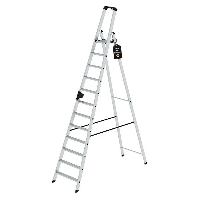 Proregal Stehleiter einseitig begehbar - Anzahl Tritte: 12 Stk., Arbeitshöhe: 4.800 mm, Belastbarkeit: 150 kg, Aluminium - Silberne Aluminium-Klappleiter mit mehreren Sprossen und schwarzen Akzenten, mit „Made in Germany“-Etikett.