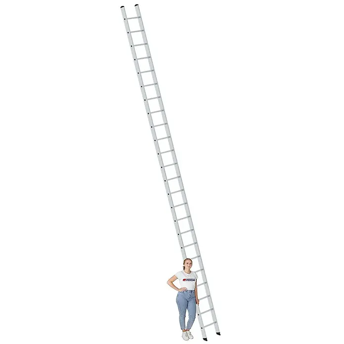 Proregal Anlegeleiter mit 24 Sprossen - Anzahl Tritte: 24 Stk., Arbeitshöhe: 8.100 mm, Belastbarkeit: 150 kg, Aluminium - Lange, silberne Aluminium-Ausziehleiter, daneben eine Person zur Größenbestimmung.
