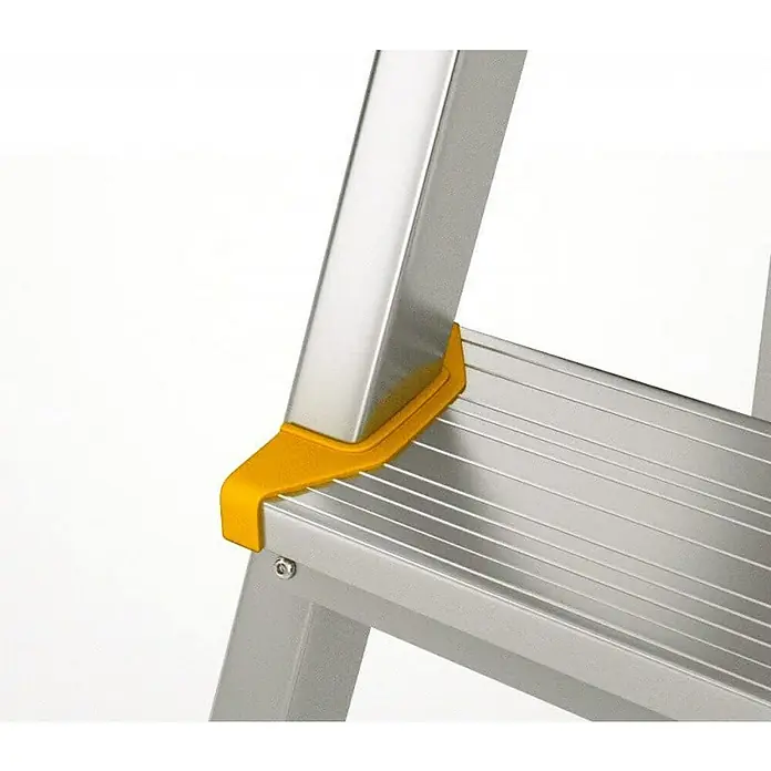 Proregal Doppel-Stehleiter mit 6 Stufen - Anzahl Tritte: 6 Stk., Belastbarkeit: 150 kg, Aluminium - Detail einer silbernen Aluminiumleiter mit gelbem Kunststoffelement, das ein Bein mit einer geriffelten Stufe verbindet.