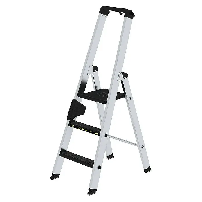 Proregal Stehleiter mit 3 Stufen - Anzahl Tritte: 3 Stk., Arbeitshöhe: 2.700 mm, Belastbarkeit: 250 kg, Aluminium - Silberne Aluminium-Klappleiter mit zwei schwarzen Stufen, einer Plattform und schwarzem Griff, 250 KG Tragfähigkeit.