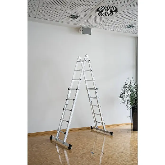 Proregal Teleskopleiter 4-teilig - Anzahl Tritte: 16 Stk., Arbeitshöhe: 5.300 mm, Belastbarkeit: 150 kg, Aluminium - Silberne Aluminium-Mehrzweckleiter, als Stehleiter in Innenräumen aufgestellt.